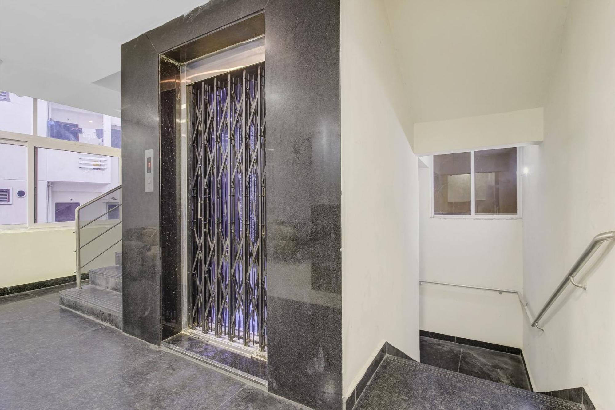 Collection O Galaxy Suites Hyderabad Esterno foto
