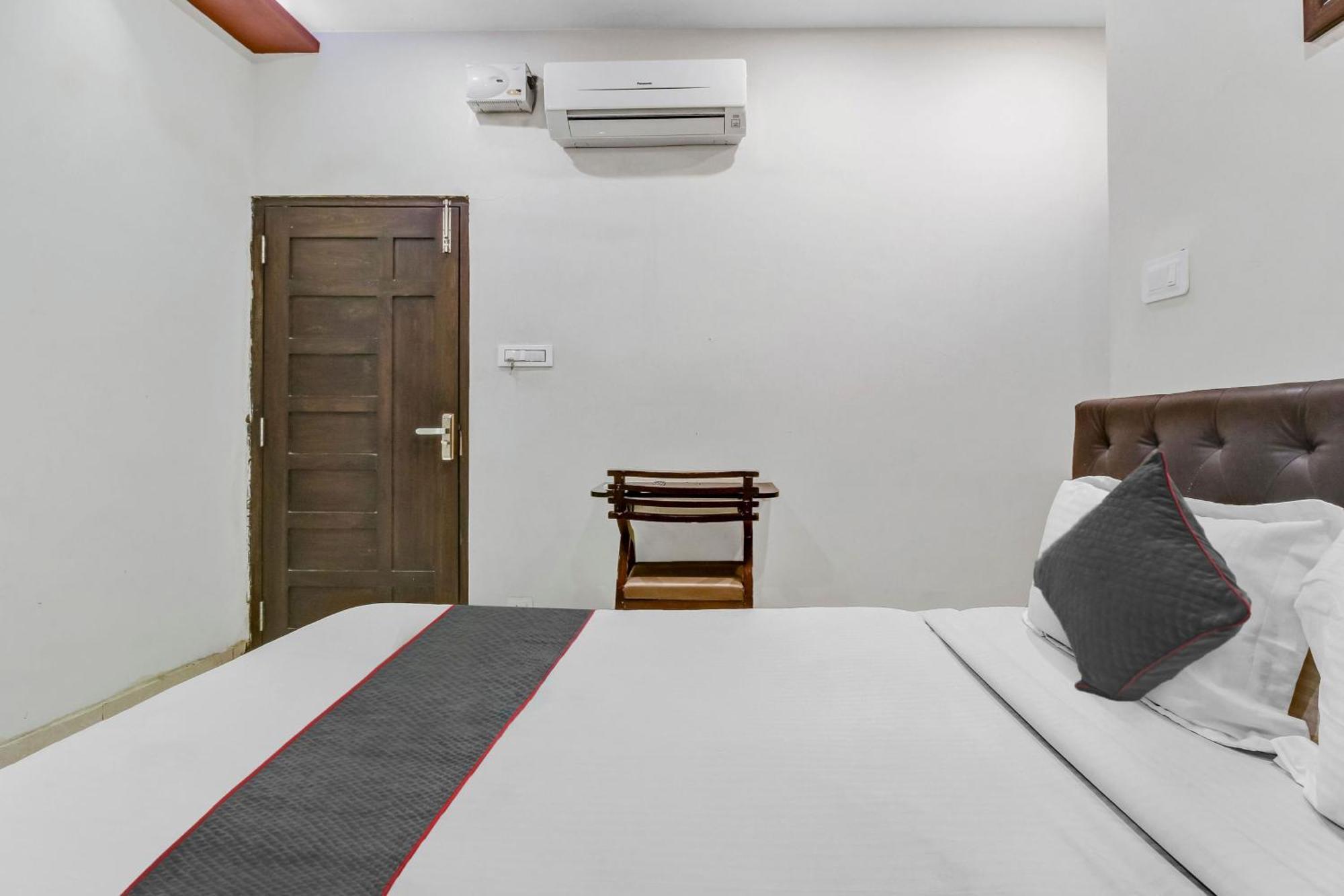 Collection O Galaxy Suites Hyderabad Esterno foto